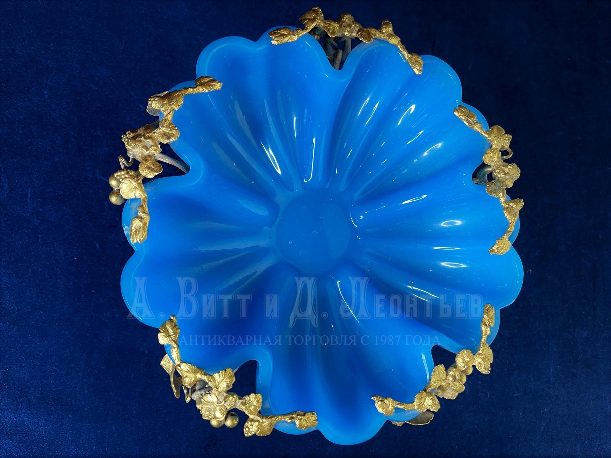 Голубая стеклянная русская антикварная ваза в бронзовой золоченой монтировке